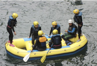 水上の夏のラフティングツア