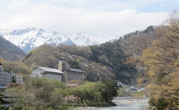 谷川岳と利根川とラフティング 